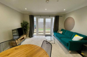 Stylish Modern One Bedroom Apartment with Garden